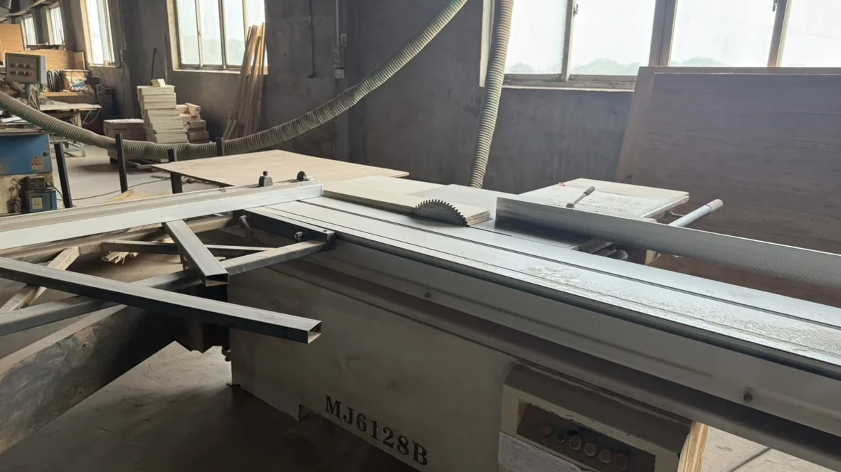 Sliding-table circular saw and panel worktable