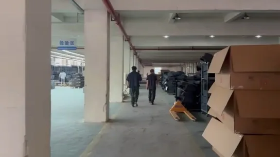 Inspection-area entrance aisle with cartons